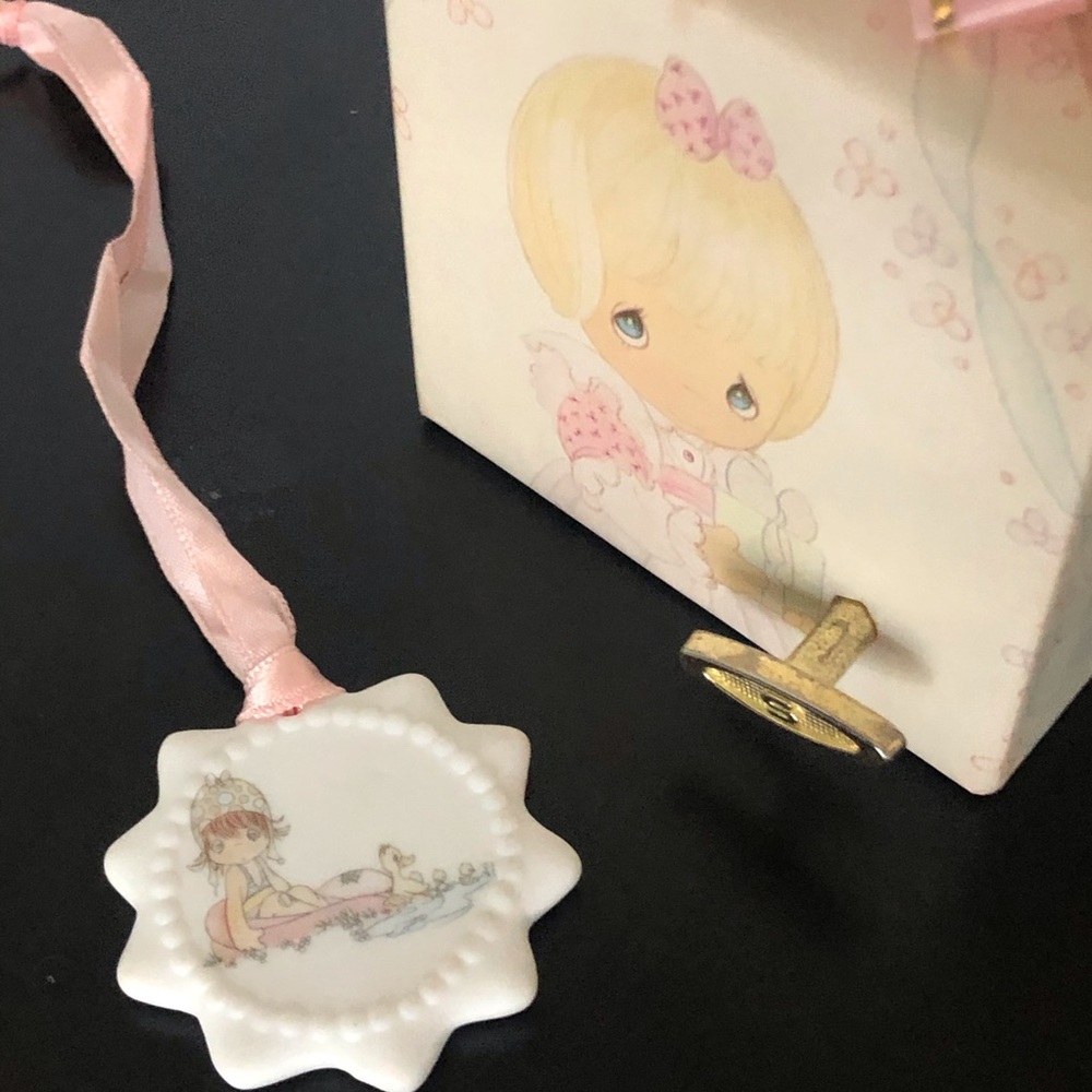 Precious Moments *August* Music Box and “August’ Disk - Picture 1 of 7
